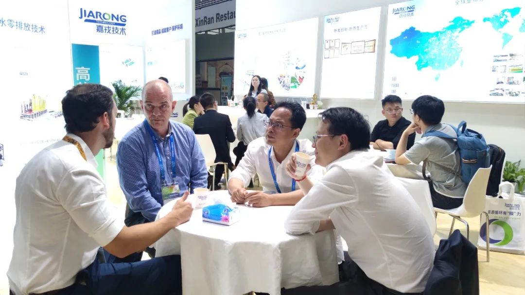 嘉戎技術(shù)董事長董正軍與客戶交談